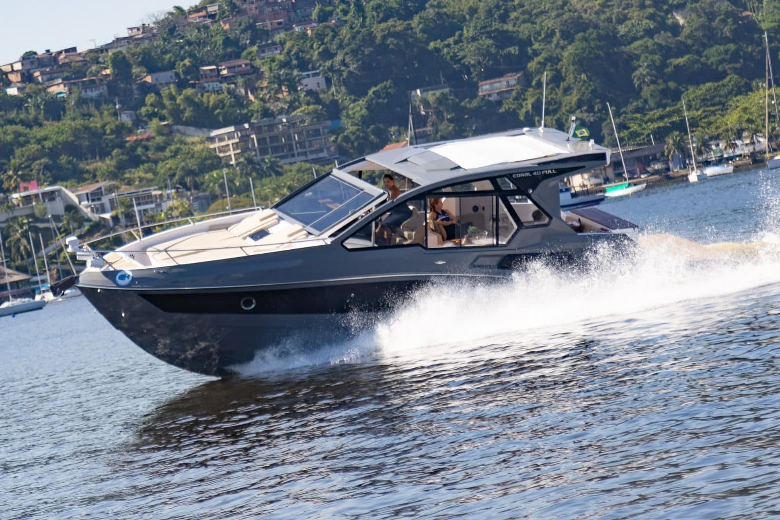 Coral 40A Sea Breeze navegando no Rio de Janeiro